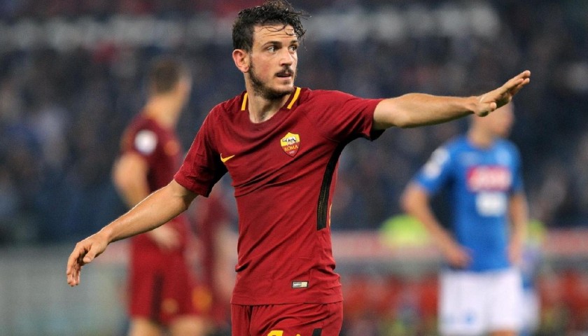 La home de la temporada 2017/2018 era roja con detalles amarillos en el cuello y megros en las tiras laterales.En el interior del cuello aparecia el caracteristico jocktag de "Roma Siamo Noi" (Nosotros Somos Roma).