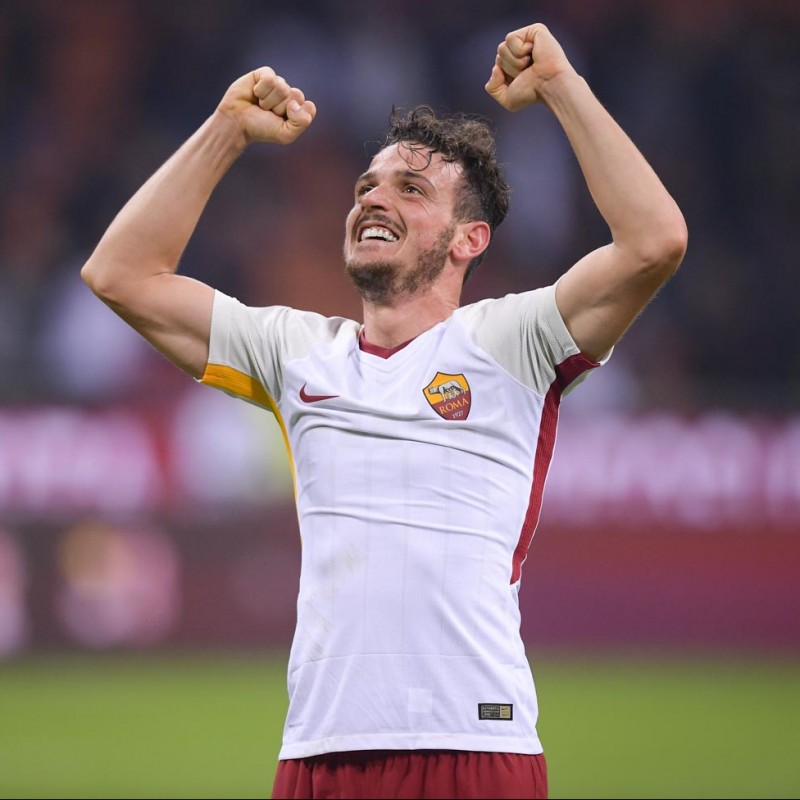 La camiseta alternativa era blanca con un diseño a bastones grisaceos al frente.Los colores rojo y amarillo aparecen decorando cuello, mangas y en los laterales de la camiseta.