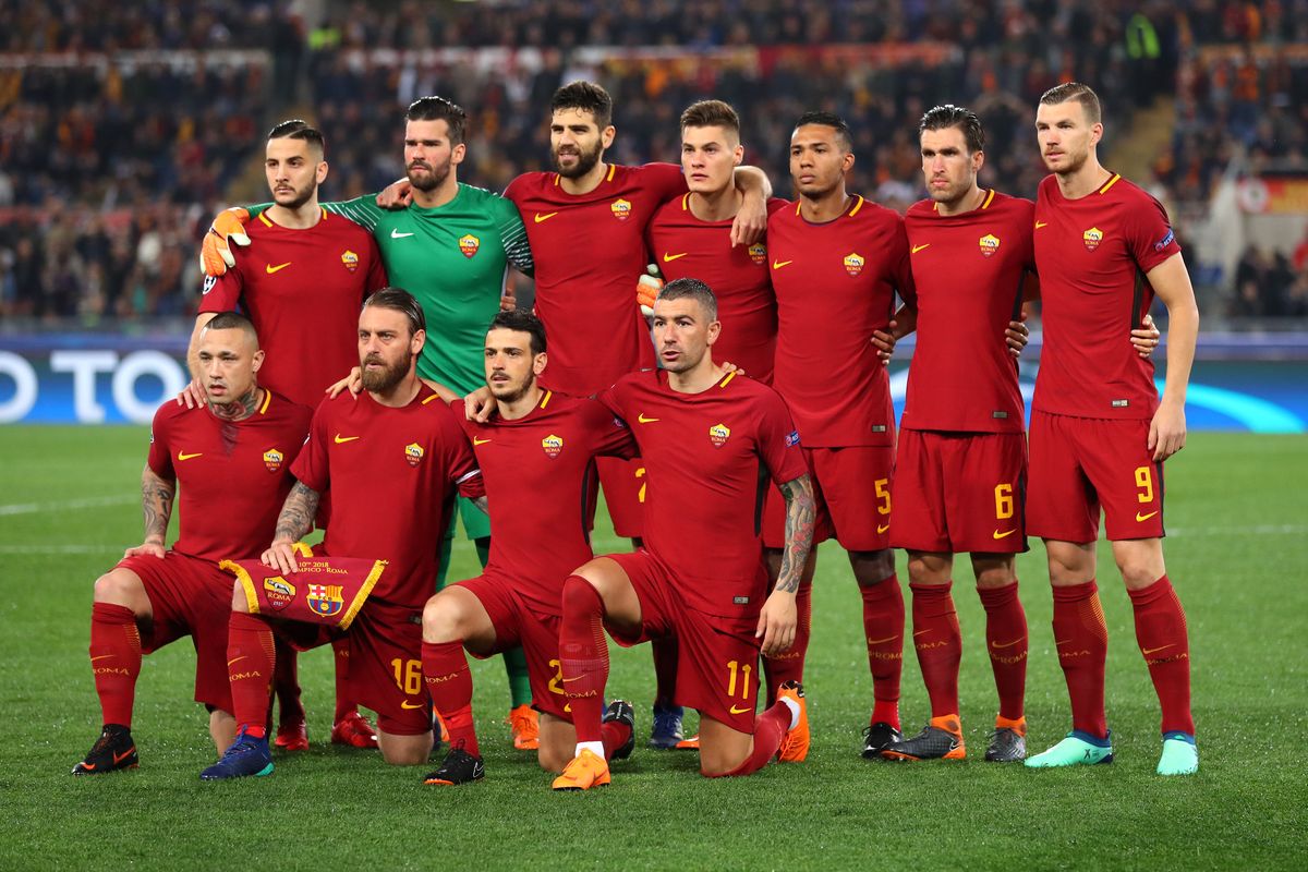 La home de la temporada 2017/2018 era roja con detalles amarillos en el cuello y megros en las tiras laterales.En el interior del cuello aparecia el caracteristico jocktag de "Roma Siamo Noi" (Nosotros Somos Roma).