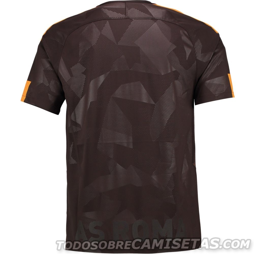 El tercer kit constaba de una camiseta en dos tonos de marron y pequeños detalles en naranja.Esta camiseta usaba el template global de nike en esa temporada.