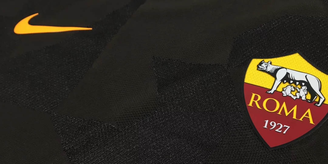 El tercer kit constaba de una camiseta en dos tonos de marron y pequeños detalles en naranja.Esta camiseta usaba el template global de nike en esa temporada.