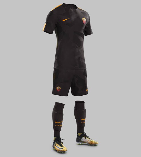 El tercer kit constaba de una camiseta en dos tonos de marron y pequeños detalles en naranja.Esta camiseta usaba el template global de nike en esa temporada.