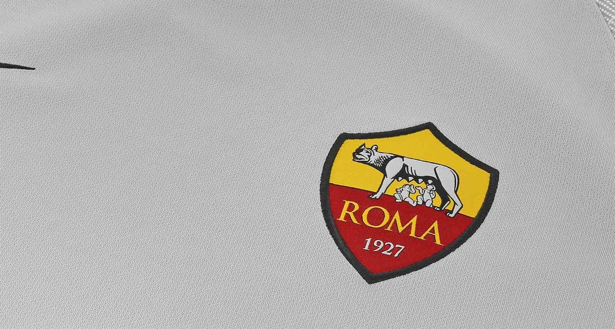 La alternativa era gris con detalles en negro, con el caracteristico template que vimos en Rusia 2018.Lo unico que personalizaba la camiseta era un jocktag dentro del cuello y el viejo escudo en la nuca.