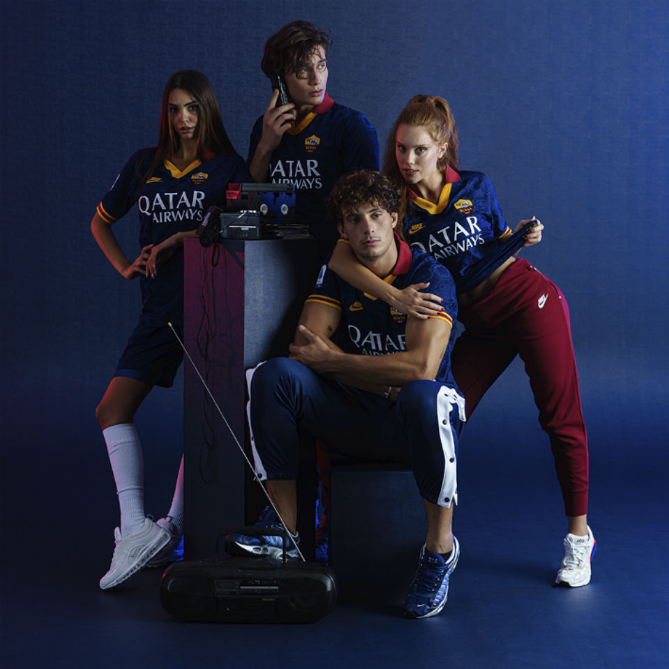 El tercer kit era de color azul con un grafico que mesclaba las siglas ASR y el logo historico del club.Los colores amarillo y vino aparecian en el cuello y los puños.Esta camiseta estaba inspirada en un viejo modelo de la temporada 1991/1992.