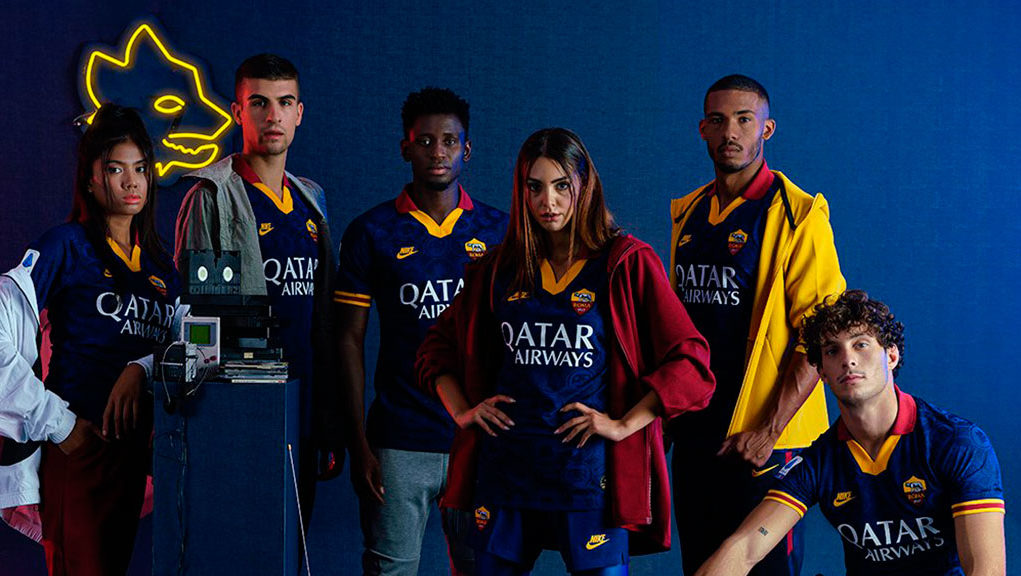 El tercer kit era de color azul con un grafico que mesclaba las siglas ASR y el logo historico del club.Los colores amarillo y vino aparecian en el cuello y los puños.Esta camiseta estaba inspirada en un viejo modelo de la temporada 1991/1992.