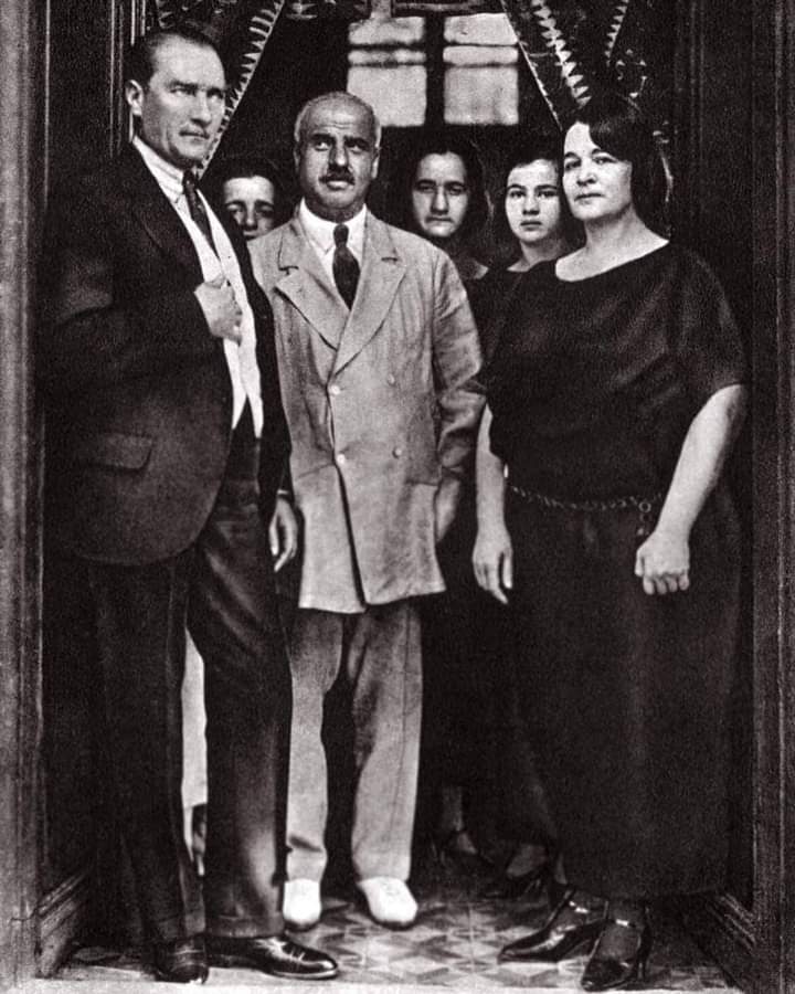 msara1973's tweet photo. ANKARA 1923;
Soldan sağa: Büyük Önder Gazi Mustafa Kemal ATATÜRK,
Eşi Latife hanım,
Kayınpederi Uşşakizade Muammer Bey,
Baldızları Rukiye ve Vecihe hanımlar,
Kayınvalidesi Adviye Hanım, Çankaya Köşkü'de taş yapının giriş kapısı önü.... https://t.co/LmdSBdI8om