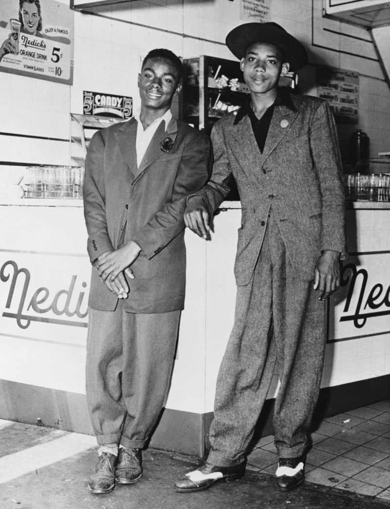 Vanessid's tweet photo. Omg look at these photos of Black, Japanese, and Filipinx pachucos and the California Zoot Suit subculture of the '40s (and linking an excellent article on these forgotten intersections!): https://t.co/LECtTSPHld https://t.co/NHseEz4jnw