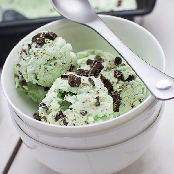 мятное с шоколадной крошкой. Mint chocolate мороженое. Mint chocolate chip ice cream. мороженое с мятой. Mint chocolate chip ice cream.