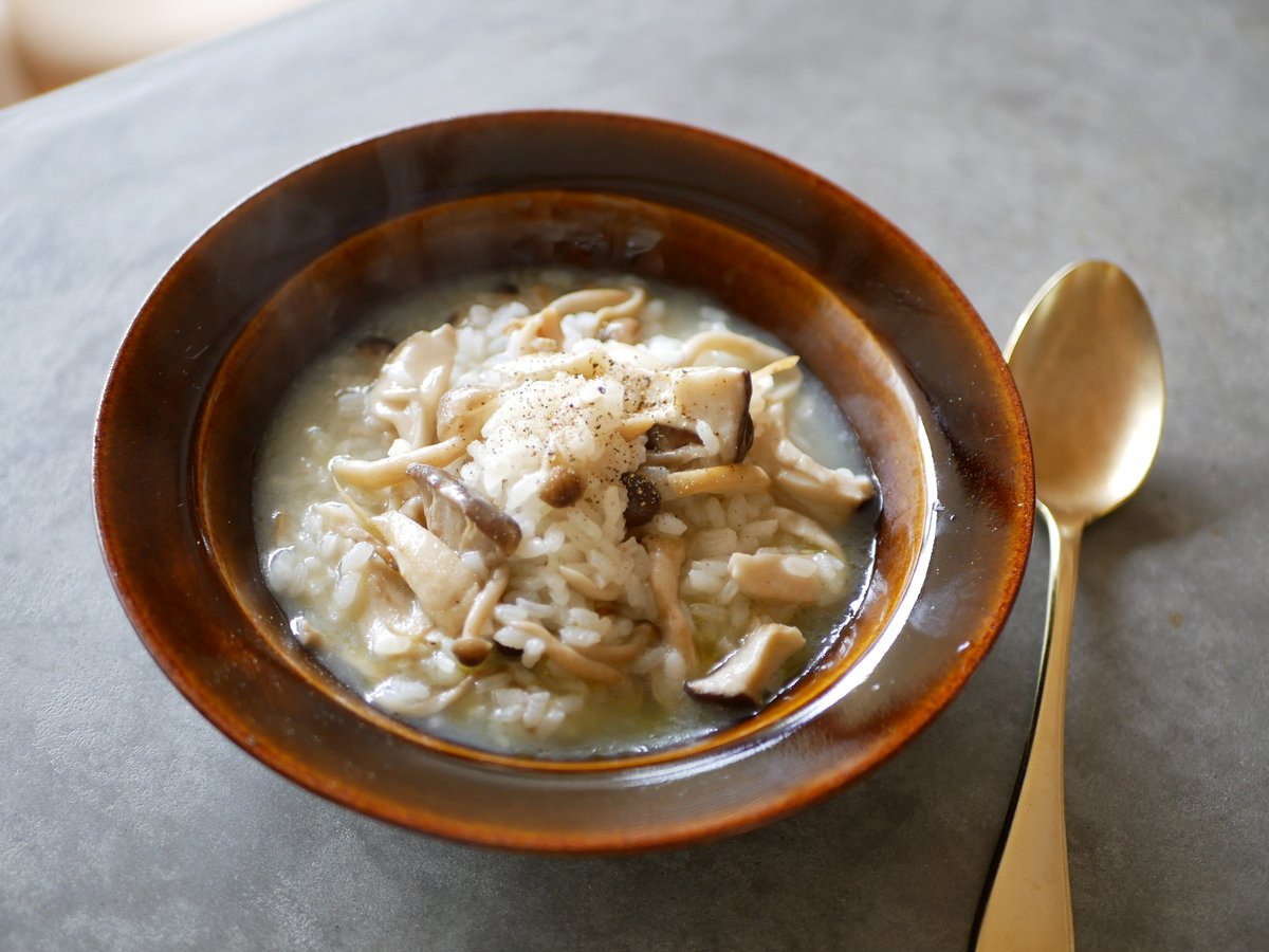 有賀 薫 家で食事の機会が増えた今 朝食 昼食 軽めの夕飯と 作るのも食べるのも片づけるのもサッとできる 気楽なメニューが必要ですよね スープ レッスン2 麺 パン ごはん のタイトル通り 基本のスープに主食を入れたアレンジや 最初から主食