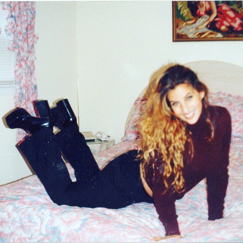 TAYSTEVENS's tweet photo. Lol #throwback whoโs #arabic #arab patents had these pictures & bedsheets ๐คฃ๐คฃ๐คฃ also I was using #sunin to make my hair blonder lol and those boots though #smh ๐คฆโโ๏ธ #alwaysposing though https://t.co/Sx6cdZC1eZ