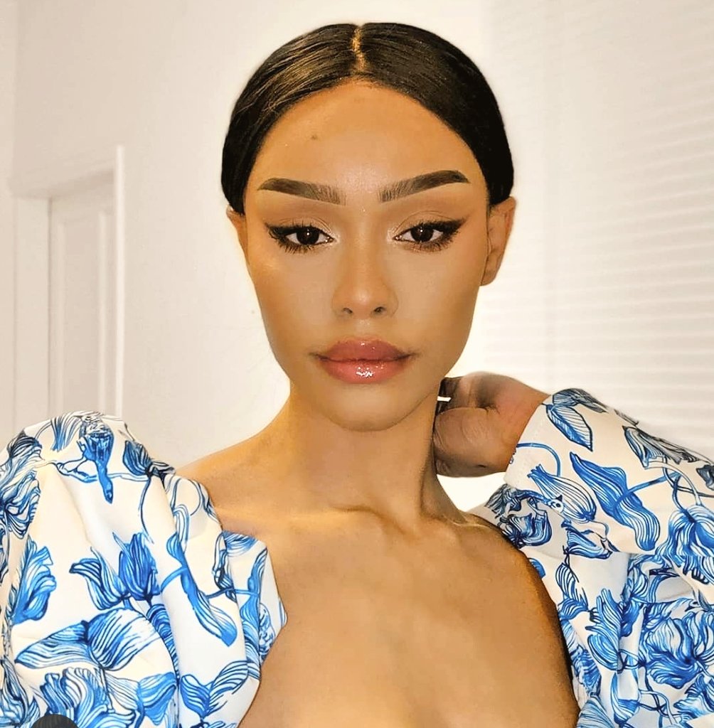 For some reason Moon Women love posting pictures with flowers or wearing flowers They hardly ever take pictures without tilting the camera or their face a lot  They also take a bunch of pictures with their dogs or pets. Idk why this is lol!!Ex: Eva Letitia (Hasta Moon)