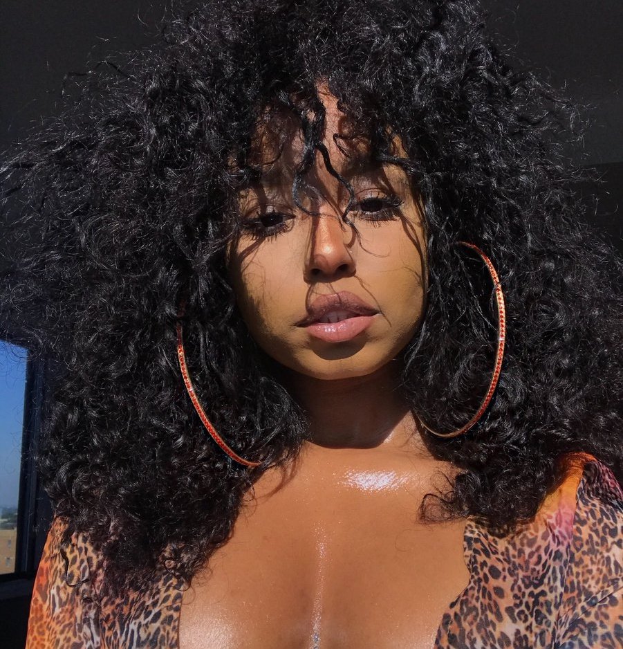 Mercury Women's pictures on social media are a little random !! But what I've noticed the most was that Mercury Women love taking pictures wearing sunglasses and baseball caps or bucket hats. They llike rocking natural hairstyles too.Example: Trapezoidmouth (Revati Moon)