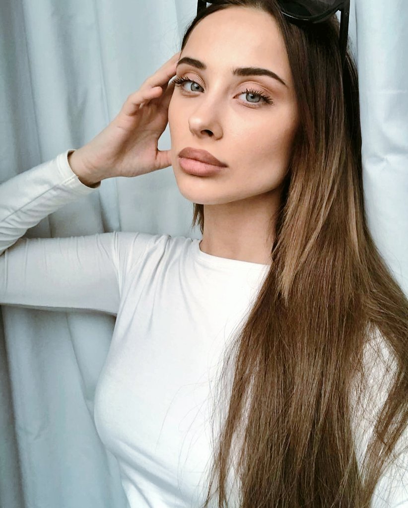 Saturn Women are subtle and sophisticated on social media. Their selfies are natural, understated and they keep their backgrounds bare. It reminds me of how headshot photos for supermodels look. They like lighting with cool undertones too.Example: Gina Shkeda (Pushya Moon)