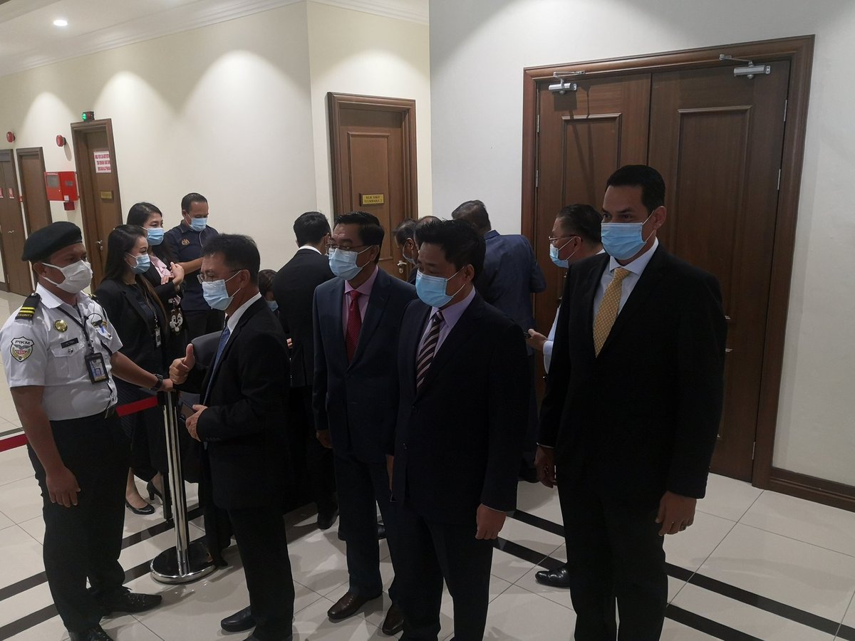 Datuk Masiubg Banah (Kuamut), Rahman Kangkawang (Labuk), Dtk Isnin Aliasnih (Klias), Dtk Arifin Arif (Membakut) turut hadir ke mahkamah. @501Awani #SabahMemilih #HapusCOVID19