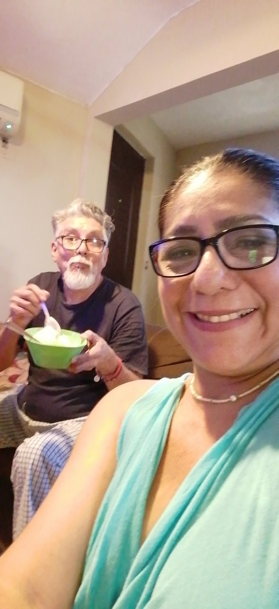 mcastillocalles's tweet photo. @Vecinosoficial #vecinos  bien divertidos mi esposo y yo viendo Vecinos🥰🥰 https://t.co/GBvuYUgDE7