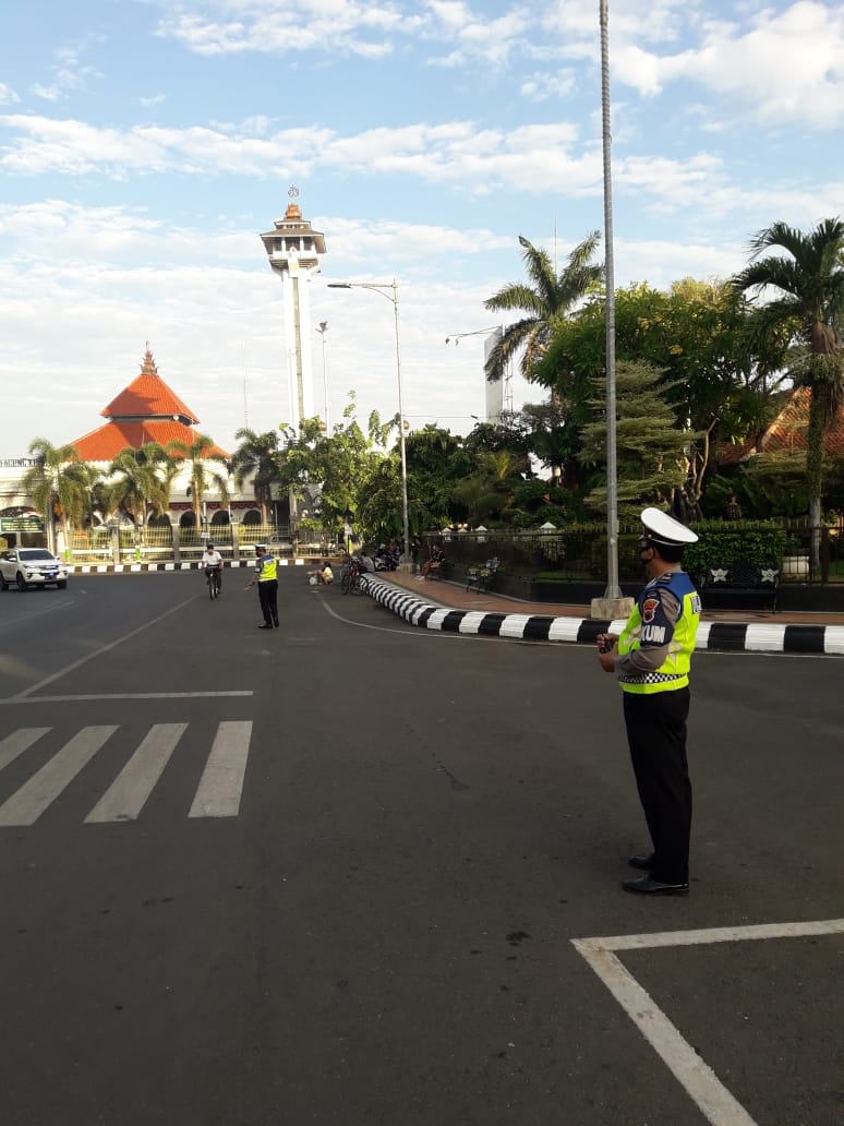 Anggota Satlantas Polres Kudus melaksanakan kegiatan Pamtur lalin di depan pendopo Kab. kudus