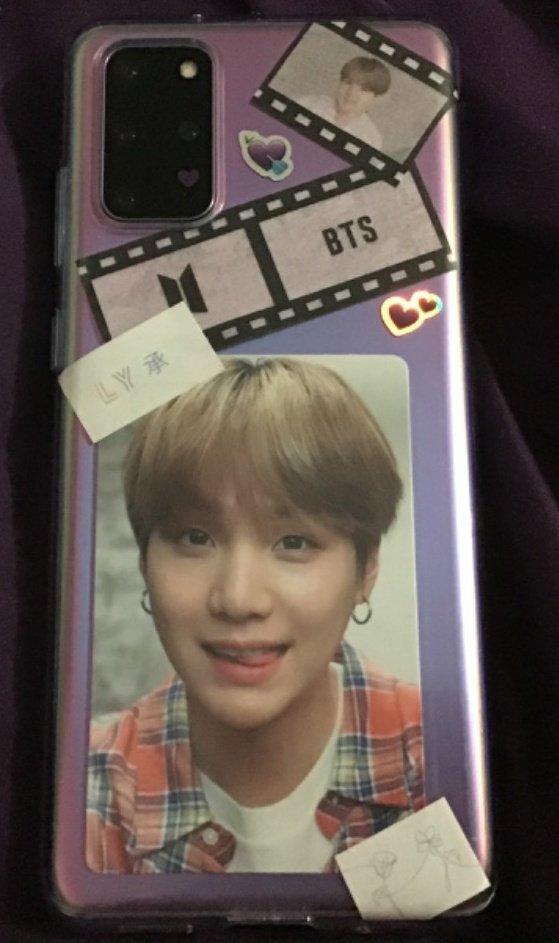 TheCheloftheSea's tweet photo. I tried decorating my BTS phone for the first time since I got it 🙈🙈🙈 https://t.co/oQ89amCcrJ