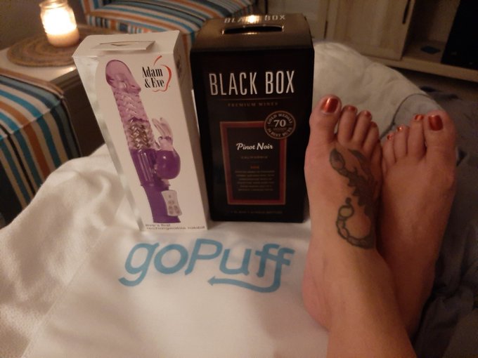 Just ordered these 2 items from gopuff and they arrived in 7 minutes! Happy Sunday 😄😁🙃😉😊 https://t.c<a href="/tag/momcomesfirst"class="tags"><span>#momcomesfirst</span></a>