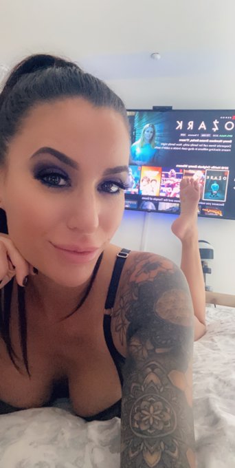 Let&rsquo;s stay in tonight... Netflix &amp; Chill? 😏  https://t.co/Bd2n1L7V04 https://t.co/SKGyJVfFtq<a href="/tag/mvsales"class="tags"><span>#mvsales</span></a>