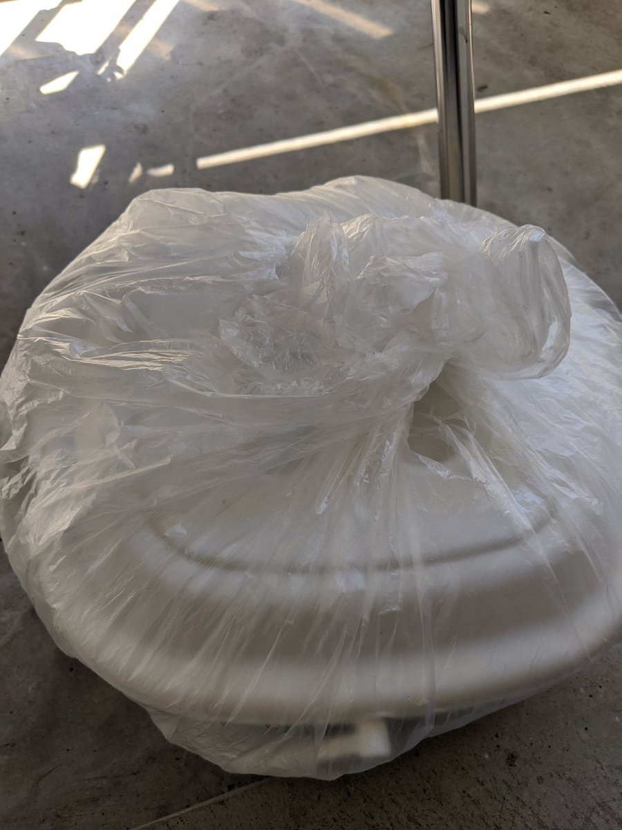 温度が必要なので外が良いとのこと。ベランダに出したとたん小バエ飛んでたけど袋したら大丈夫😊かれこれ１ヶ月半位なるけど、どーなったらどーすれば？こんな私ですが、ごみ削減・生ごみ堆肥化町づくりを夢見ているw大きな野菜くず捨てれるみんなのコンポストが欲しい
#ベランダコンポスト
#初心者