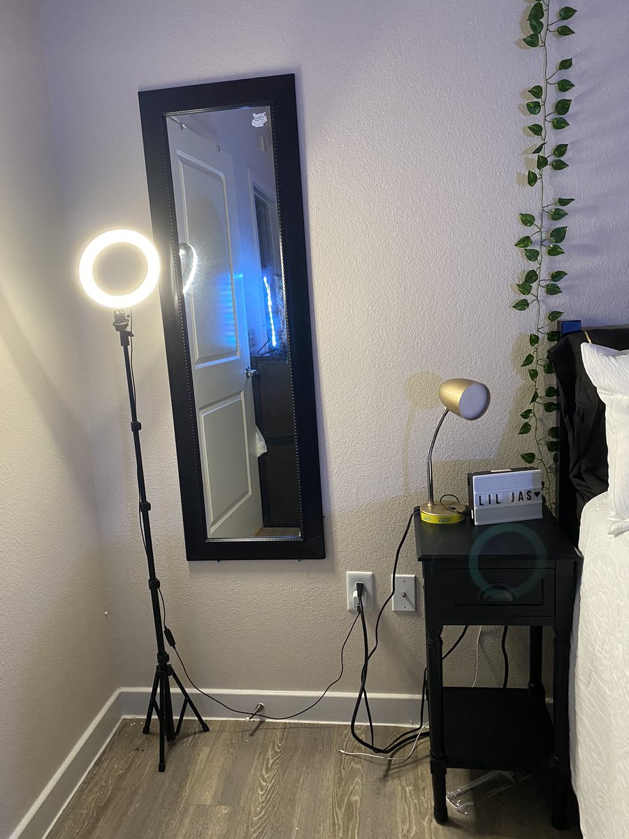 ThatGirlJaas's tweet photo. still have more decorating to do 😂 #pv24dorms #universitysquare #pv24 https://t.co/l5uv6ORrkw