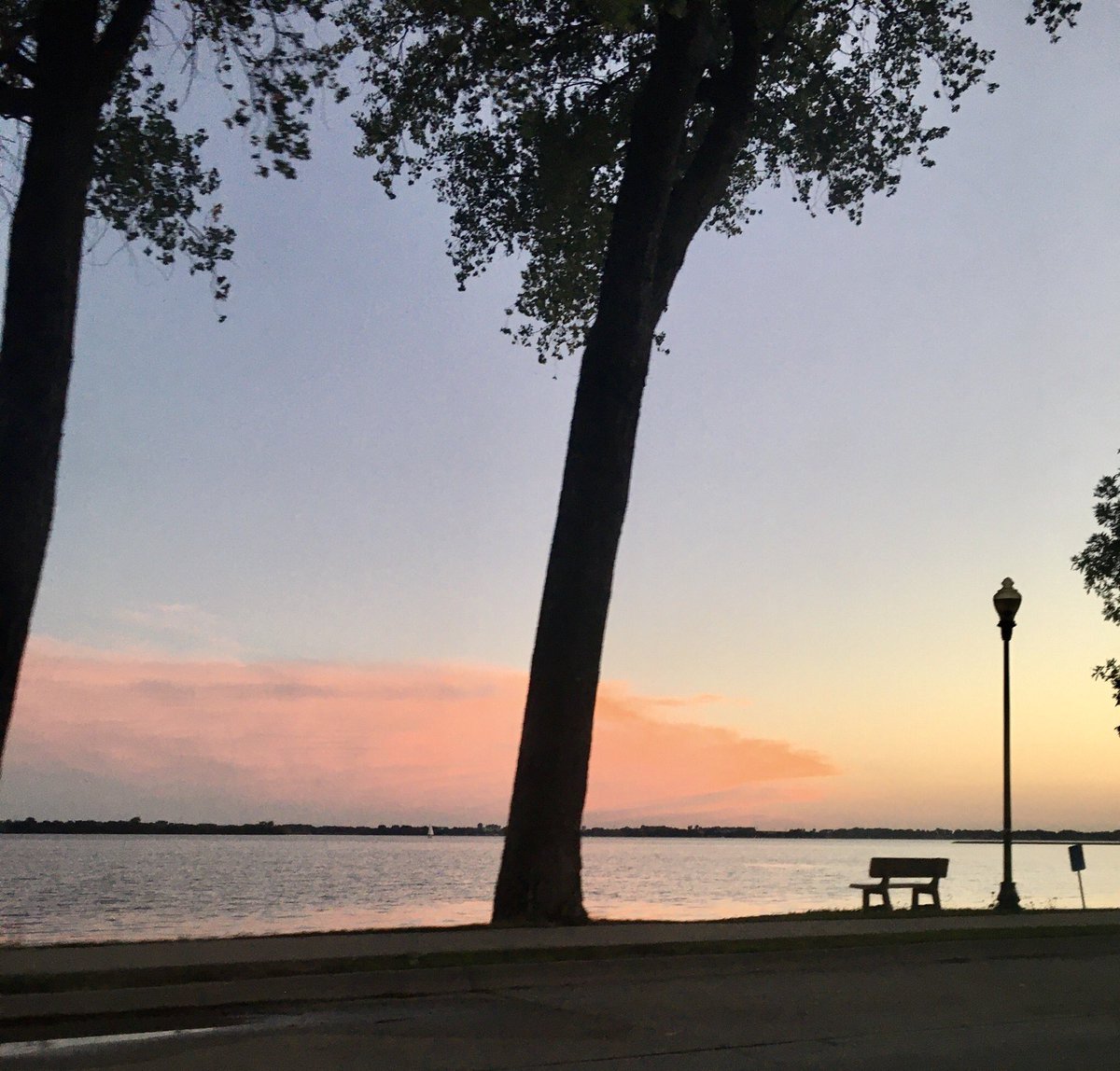 Slack_Squatch's tweet photo. Even #SlackSquatch comes out of hiding to enjoy a beaiful sunset 🌅
Enjoy life. Enjoy beards 🧔 https://t.co/VGKP2a3Zg5