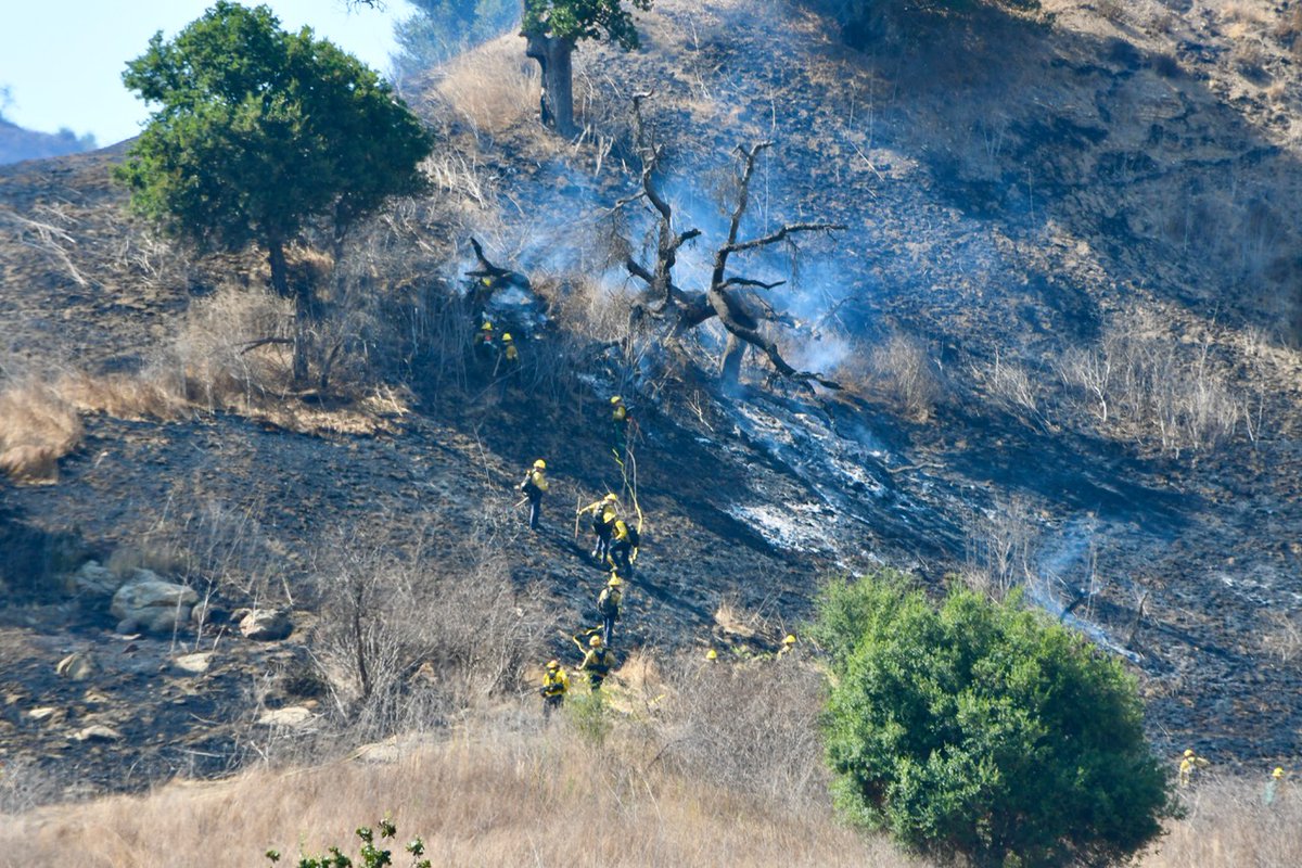 TheMalibuTimes's tweet photo. Images of first responders battling the #RockPoolFire / #RockFire at Malibu Creek State Park earlier today:
Photos by Julie Ellerton / TMT https://t.co/XcHHhojChU