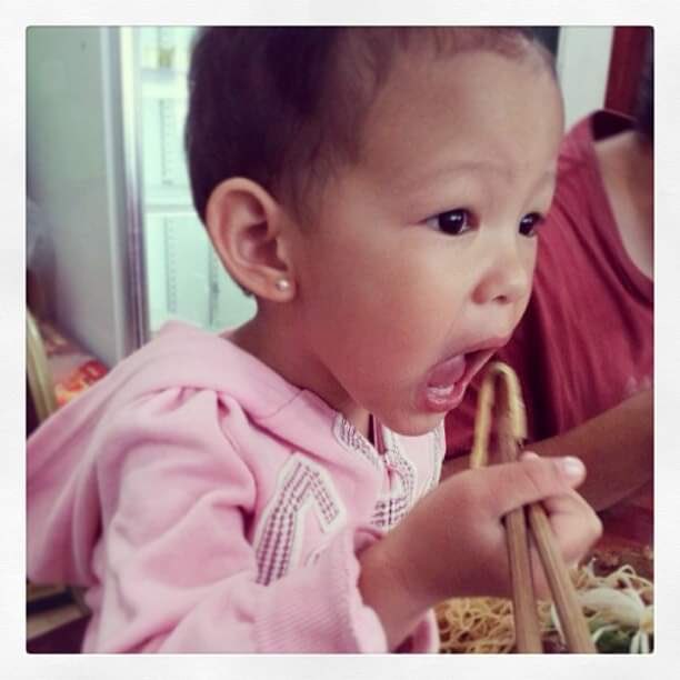 MonicaCC18's tweet photo. Sabía desde que estaba chica que sería una “foodie”. Con 2 años ya sabía cómo comer sus fideos con palitos. #GiaMing https://t.co/7vIoq9RHra