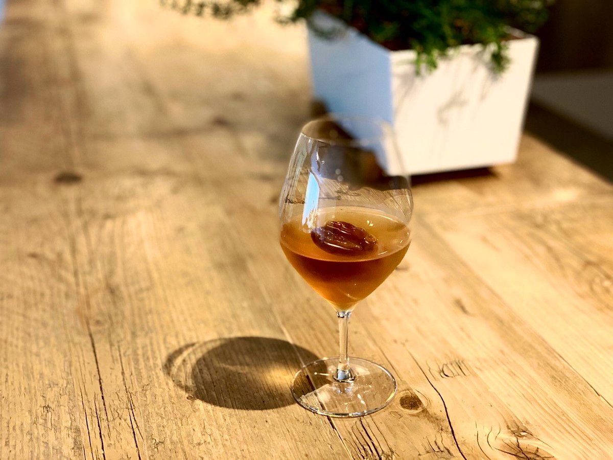 Gem By Moto 千葉麻里絵 三茶の二足歩行のアイスsake珈琲 氷の形がコーヒー豆なのです 日本酒にコーヒー氷が溶けるスピードもちょうど良い 日本酒 コーヒー