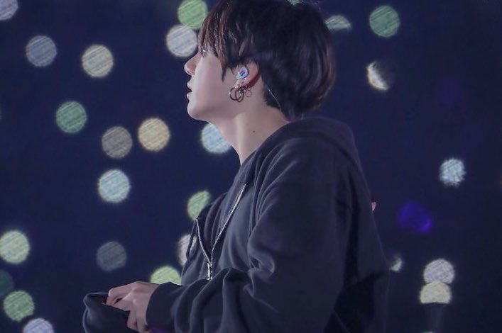 2DTSUGA's tweet photo. Jeon Jungkook demostrando el inmenso e incondicional amor que le tiene a Army, un devastador hilo✨ https://t.co/FhAxkAqYuW