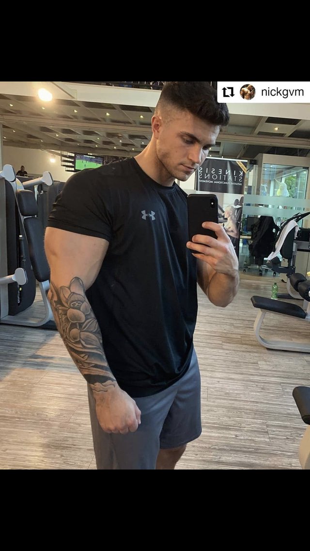 SelfieGym's tweet photo. #thisguyrocks #Selfiegym https://t.co/ZVPcuNEbcj