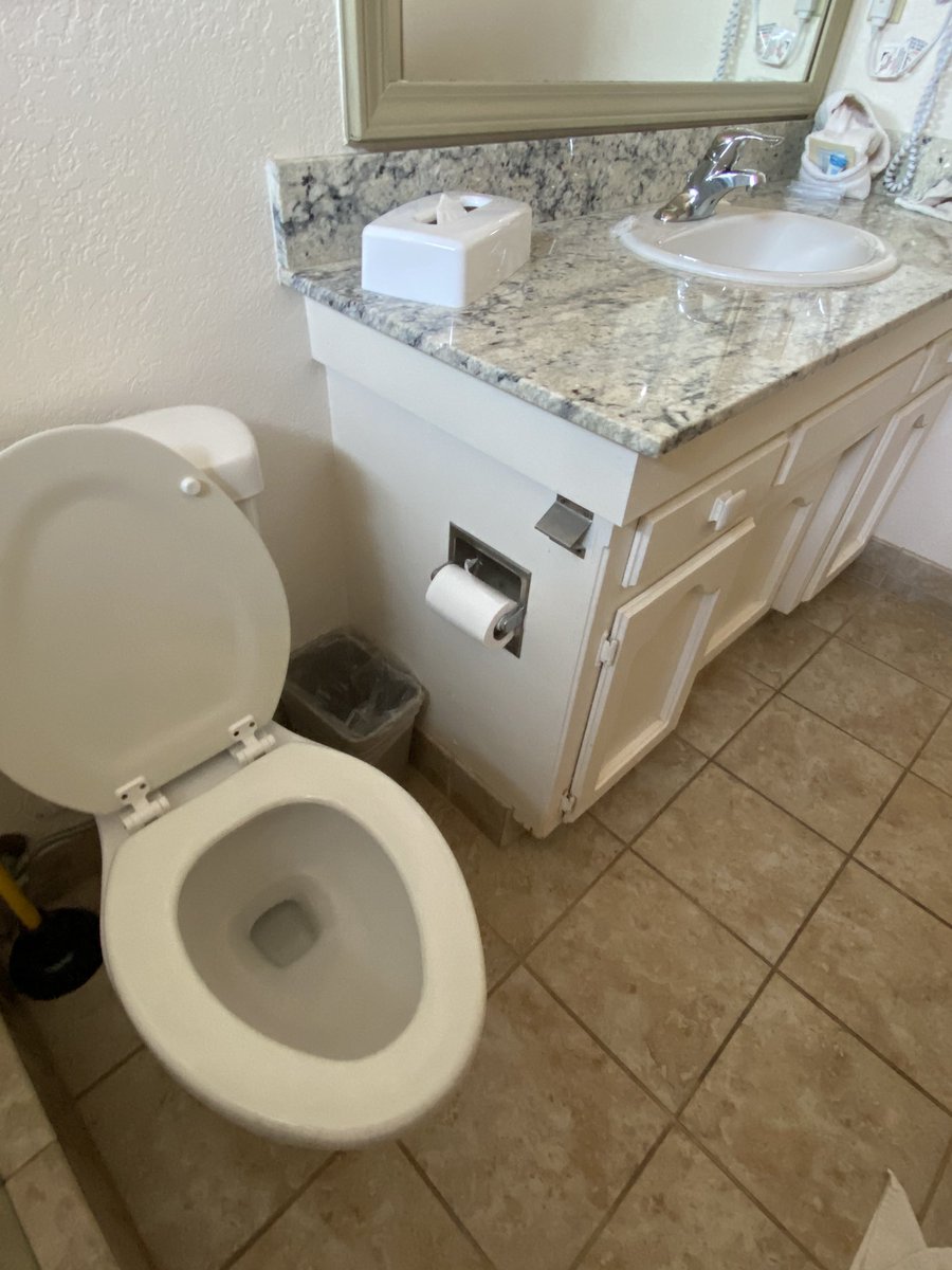 el_tragon_de_LA's tweet image. Took the misses out of town for the weekend and stayed at a hotel with a bottle opener next to the toilet. #romantic #keepingitclassy