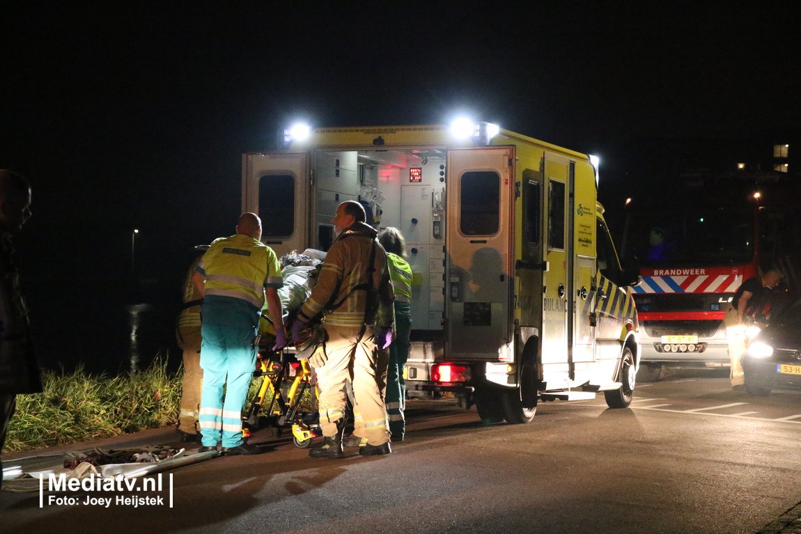 mediatvnl's tweet photo. IJsseldijk Krimpen a/d IJssel : De hulpdiensten zijn met groot materieel uitgerukt nadat een persoon te water was geraakt. Nadat het slachtoffer uit de Hollandsche IJssel gered is is deze overgedragen aan ambulancepersoneel. https://t.co/ZsjN3gC3Sh