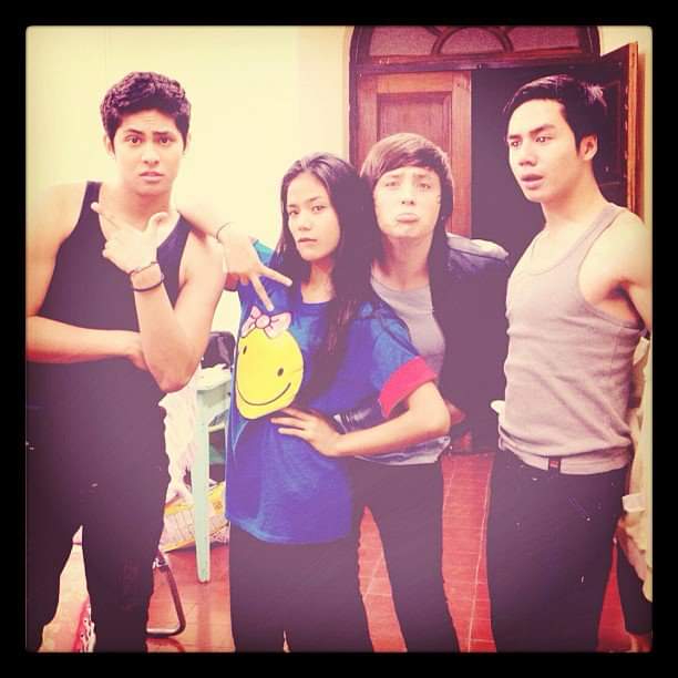 TianaJane4's tweet image. May nakita akong flashdrive sa dati kong bag, tapos nakita ko to hahahaha, tapos puros samvon videos and picture lahat. Shinip ko pala dati ang samvon, HAHAHA sino bang mag aakala na si kiko at devon pala at the end. Hahaha malas talaga ako sa ship ship na yan