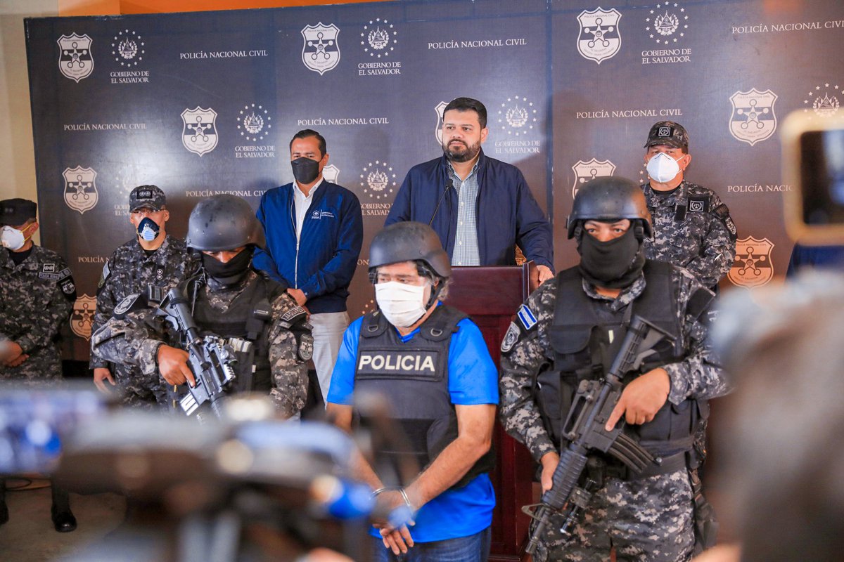 nayibbukele's tweet photo. Y así es como empezamos a cumplir la promesa, de que iban a devolver lo robado 👊🏼

Por cierto... ⌛️ https://t.co/mL9jvwECBV