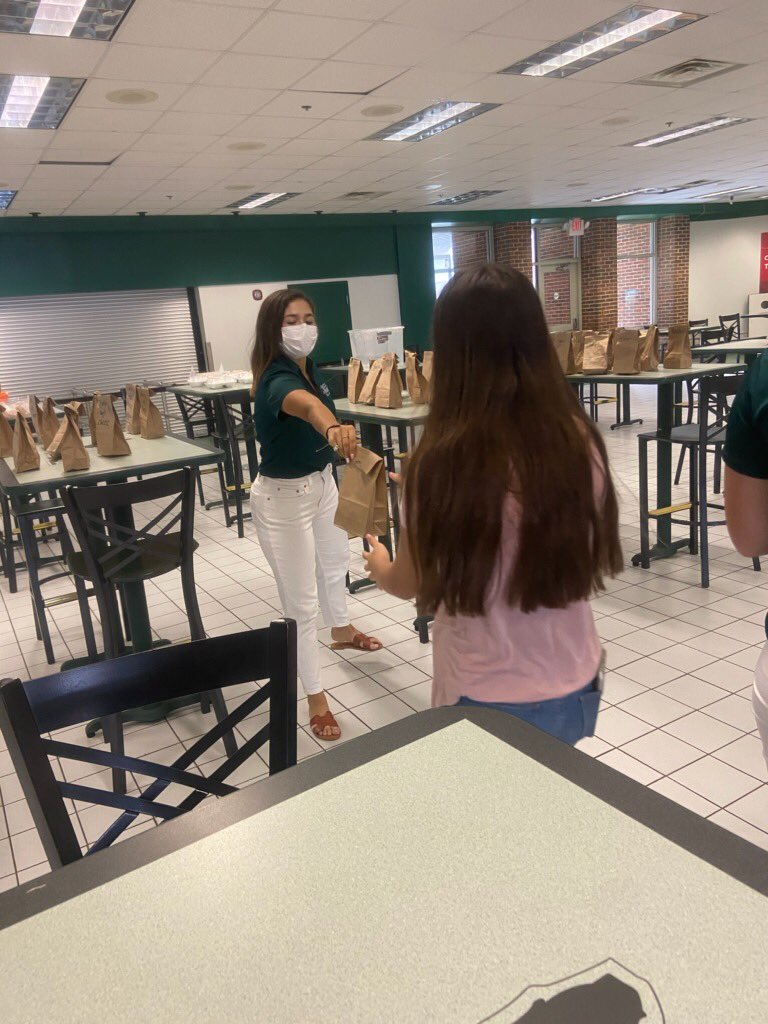 EvanaFretterd's tweet photo. What a fantastic day. Two @fpcsga meetings so we could give everyone the opportunity to attend and still meet guidelines. Kids making friendships and creating great moments. @FPCHS #strongertogetherFPC #BulldogsUnited #bannermakers https://t.co/ewsilqOme5