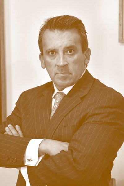 julioastillero's tweet photo. Han denunciado al abogado @ricardozinzer , profesor de Derecho Penal en el 
@ITAM , por amenazar con disparar arma de fuego contra un colaborador de su vecina, en Lomas Virreyes, #CdMx , y matar a sus perros. Vaya prepotencia y agresividad #LordAmenazas https://t.co/on81qTpQWF https://t.co/KjdcETCjfe
