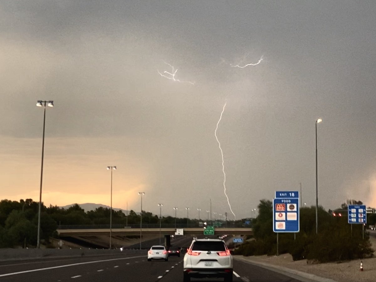 Finally some #Monsoon #LightningStorm action in Phoenix.  #Monsoon2020 #thunderstorm #Lightning