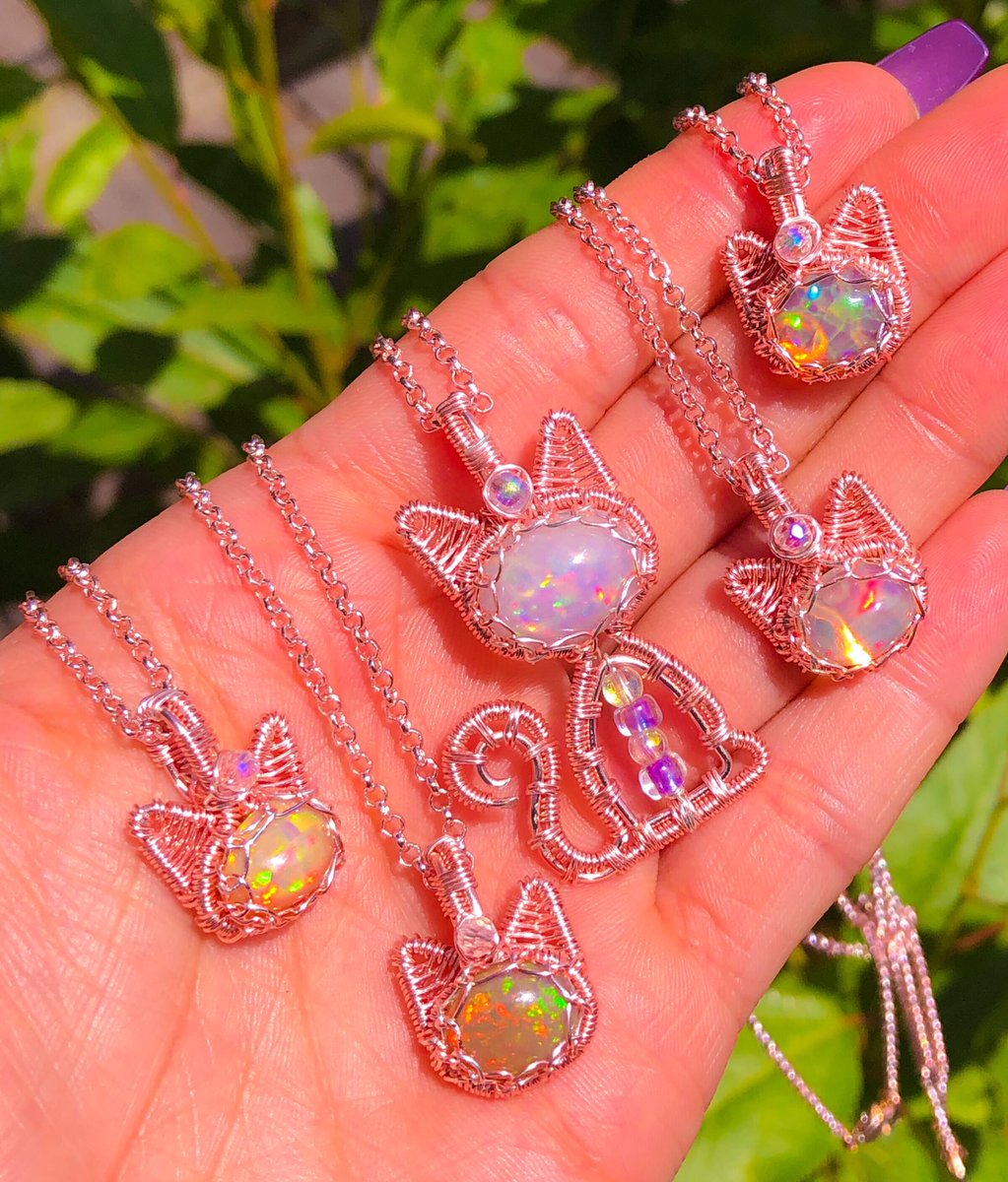 🌥💞🌈🐱 kitty heaven 🐱🌈💞🌥

ethiopian opal + angel aura wire wrap kitties ✨