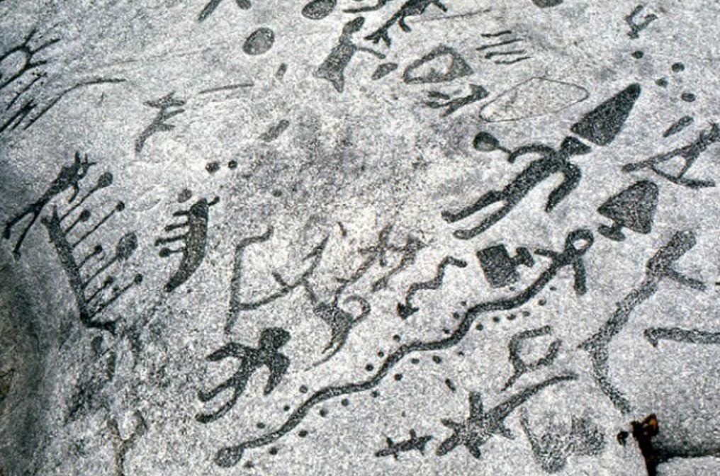 142) Which just happen to be uncannily similar to the petroglyphs on lake Ontario, Canada... Harvard epigrapher Barry Fell estimates these at 1,700 BCE.