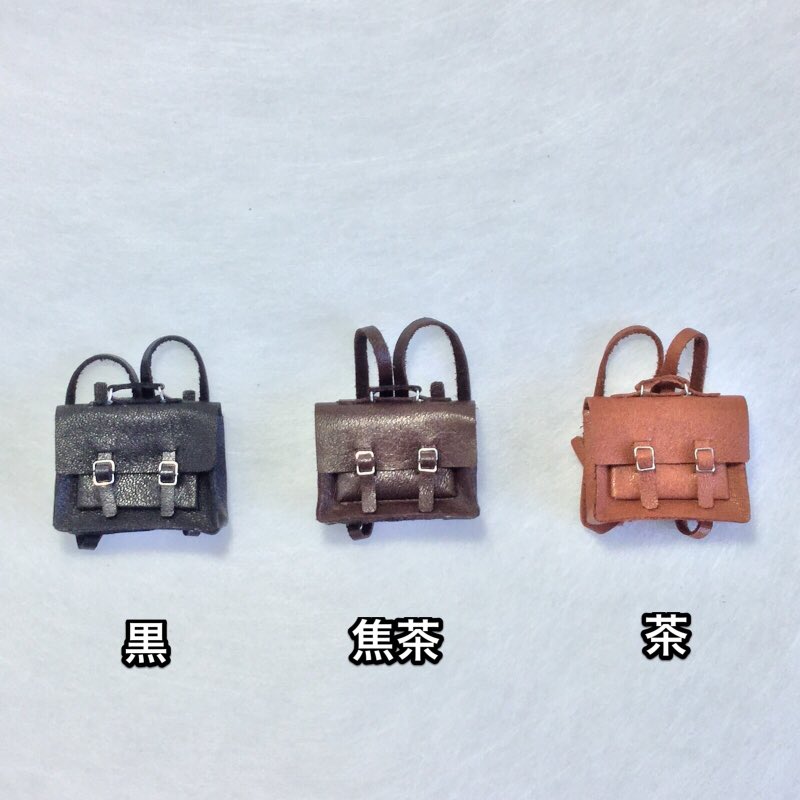 MBandCo_shop's tweet photo. ミニチュアサッチェルバッグをお求め頂きありがとうございます！
茶色は残り1個となりました。焦茶は残り2個、黒は残り3個です。写真はオビツ11サイズのお人形に持たせています。フタの開閉、ストラップの調節が可能です。サイズ等詳細は以下ショップページをご覧下さい。→https://t.co/CtNGfvyVUm https://t.co/SKdvfpL71x