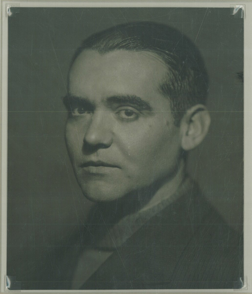 A raíz del tuit que hice ayer sobre la detención de Federico García Lorca, veo algunas preguntas sobre el lugar en el que está enterrado el poeta. Como el tema es complejo, creo que se impone responder con un hilo a la duda.