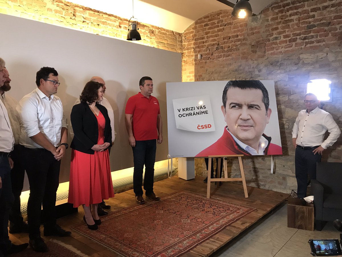 rambouskovam's tweet photo. Červená mikina se vrací. Bude symbolem letošních krajských voleb. @CSSD do ní oblékla i dezinfekční gely rozdávané novinářům na zahájení volební kampaně. 😀 https://t.co/2eKlYyAhGA