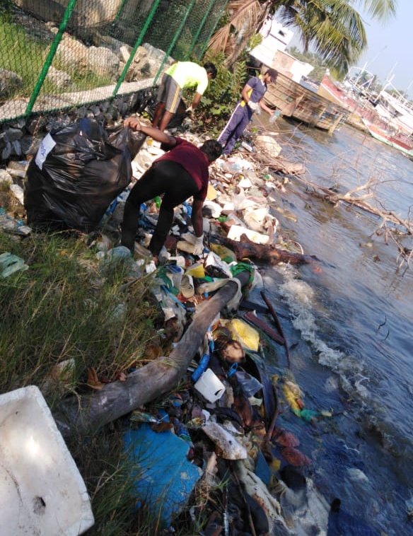 ShenelkaF's tweet photo. #lka #Srilanka #notme #negombo #Noplastic #plasticwaste @NOTMEplastic_LK 
Campaign to clean our plastic waste for ourselves ?? https://t.co/wbGgkQvyMb