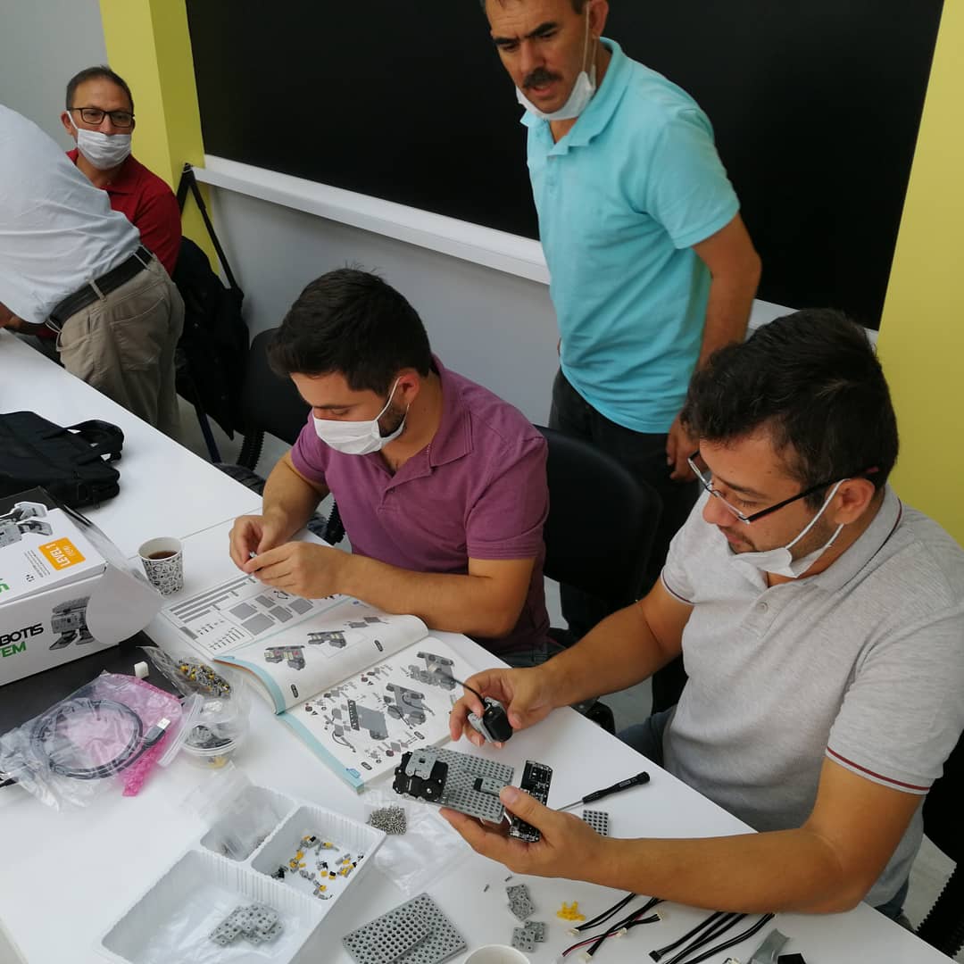 inamli's tweet image. Yenep kapsamında Afyonkarahisar&apos;da 2. ROBOTIS Robotik Kodlama eğitimini gerçekleştiriyoruz. Öğretmenlerimiz 5 gün boyunca C++ Tabanlı kodlama eğitimiyle STEM müfredatına uygun egitim alacaklar. #robotis #robotsepeti #zaferkatr33 #yenep #kendinyap #afyonilmem #velioguz