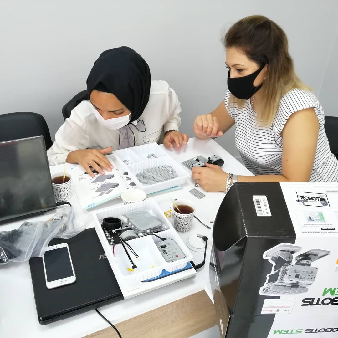 inamli's tweet image. Yenep kapsamında Afyonkarahisar&apos;da 2. ROBOTIS Robotik Kodlama eğitimini gerçekleştiriyoruz. Öğretmenlerimiz 5 gün boyunca C++ Tabanlı kodlama eğitimiyle STEM müfredatına uygun egitim alacaklar. #robotis #robotsepeti #zaferkatr33 #yenep #kendinyap #afyonilmem #velioguz