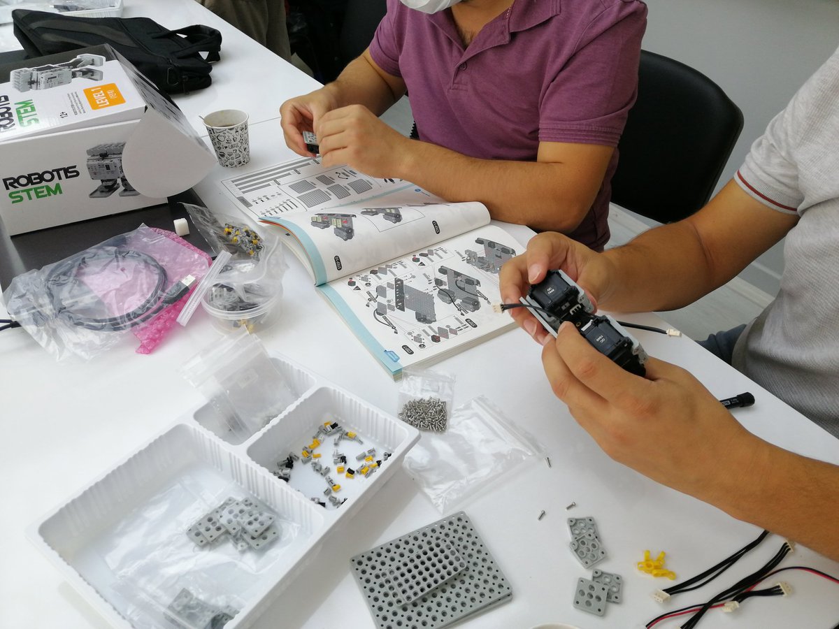 inamli's tweet image. Yenep kapsamında Afyonkarahisar&apos;da 2. ROBOTIS Robotik Kodlama eğitimini gerçekleştiriyoruz. Öğretmenlerimiz 5 gün boyunca C++ Tabanlı kodlama eğitimiyle STEM müfredatına uygun egitim alacaklar. #robotis #robotsepeti #zaferkatr33 #yenep #kendinyap #afyonilmem #velioguz