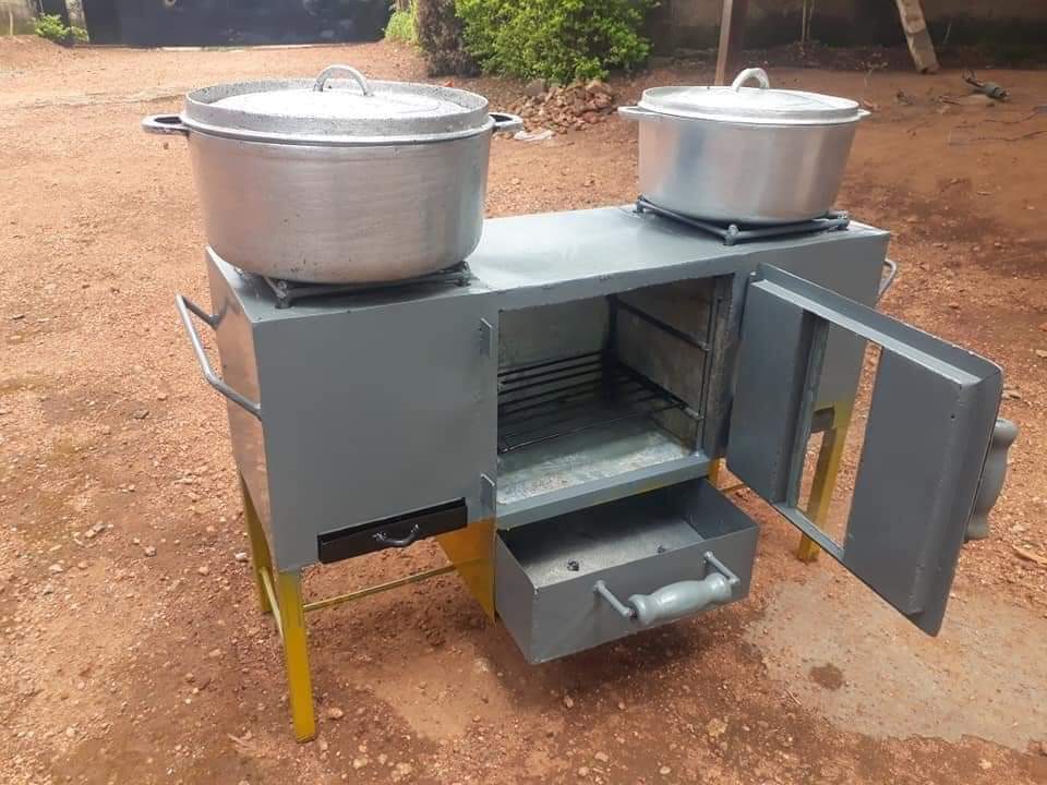 KrissToumi's tweet photo. La cuisinière à gaz c'est quoi quand la cuisinière à charbon de bois est dehors ? Une version très améliorée et très économique. 2 brûleurs et un four. Voilà le prix et le numéro en bas. Que ceux qui ne peuvent pas acheter partage quand-même 😉

89 000 FCFA

679151649

Made In 🇨🇲 https://t.co/gqclqUemH8