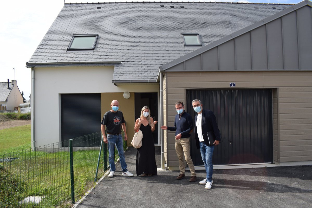 La livraison de #logements locatifs et en #accession à la propriété se poursuit tout au long de l'été avec des remises de clés sur #Plobannalec et #Fouesnant. Félicitations et bienvenue aux nouveaux arrivants !👍