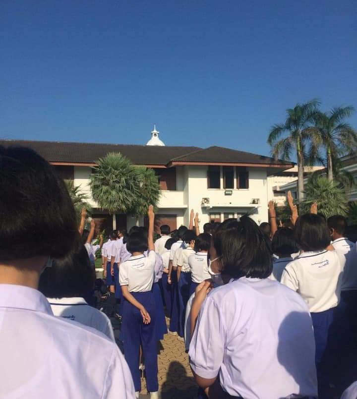 BadStudent_'s tweet photo. เช้าวันนี้นักเรียนหลายโรงเรียนชู 3 นิ้วระหว่างการเคารพธงชาติ โดยหลายโรงเรียนคุกคามนักเรียนหลังจากนั้น ทั้งเรียกเข้าห้องปกครอง เข้ามาล็อคตัว เอาโบว์มาผูกคอนักเรียน และตำรวจก็ยังแห่กันมาโรงเรียน แต่เมื่อครูตีเด็กหรือทำร้ายเด็กเรากลับไม่เคยเห็นตำรวจซักนายมาโรงเรียน
——
#นักเรียนเลว https://t.co/pCV1gvVLpQ
